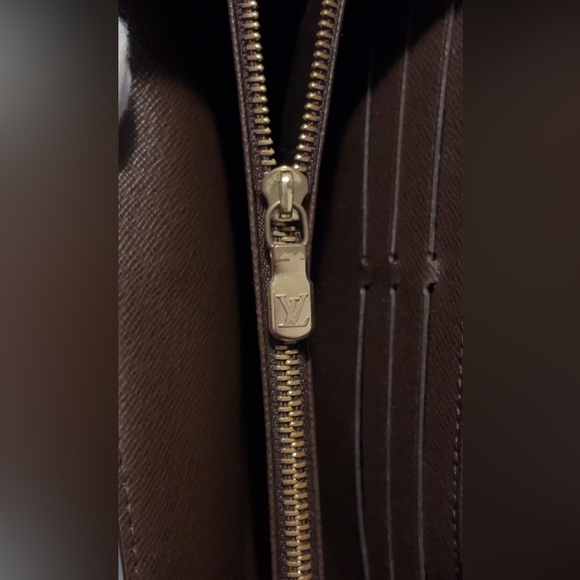 V.G.U.C Louis Vuitton Ebene Sarah Wallet, Does not SNAP‼️ - Picture 5 of 7